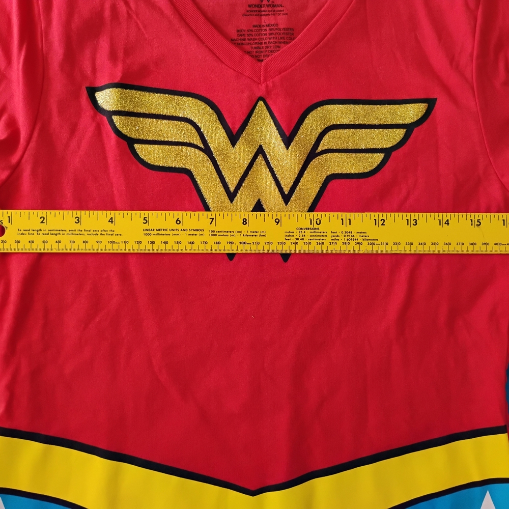 WONDER WOMAN SHIRT AND CAPE HALLOWEEN COSTUME SIZE LARGE FOR WOMEN OR TEEN - NEW - Picture 9 of 12